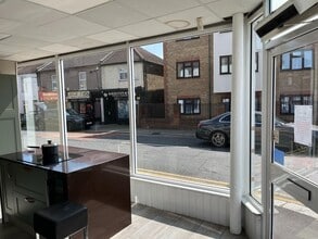 1 Broadway St, Grays to rent Interior Photo- Image 2 of 5