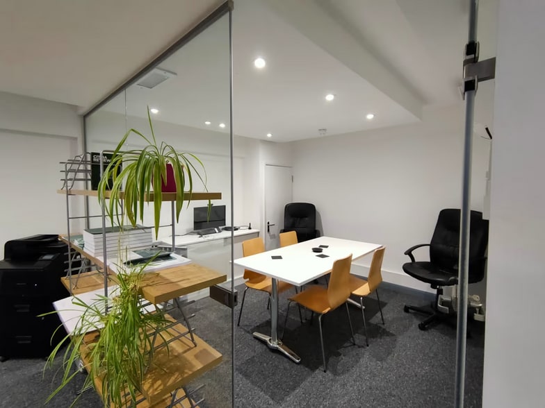 1 Commercial Rd, Eastbourne to rent - Interior Photo - Image 2 of 11