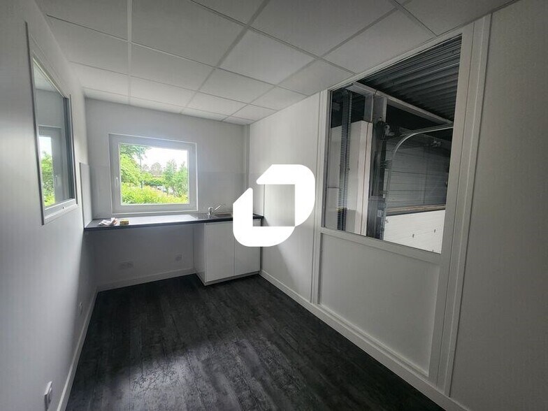 Light Industrial in Plaisir to rent - Interior Photo - Image 3 of 14