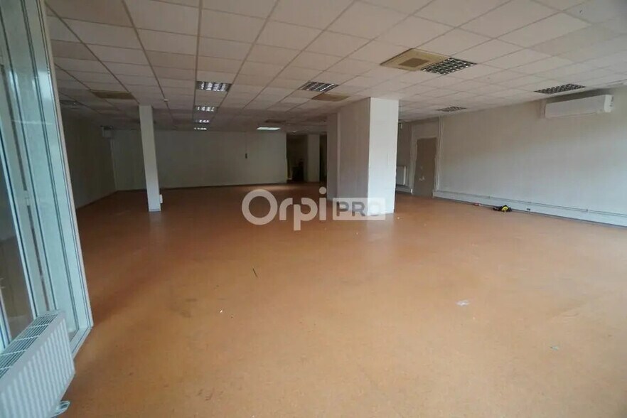 Retail in Dijon to rent - Building Photo - Image 2 of 5