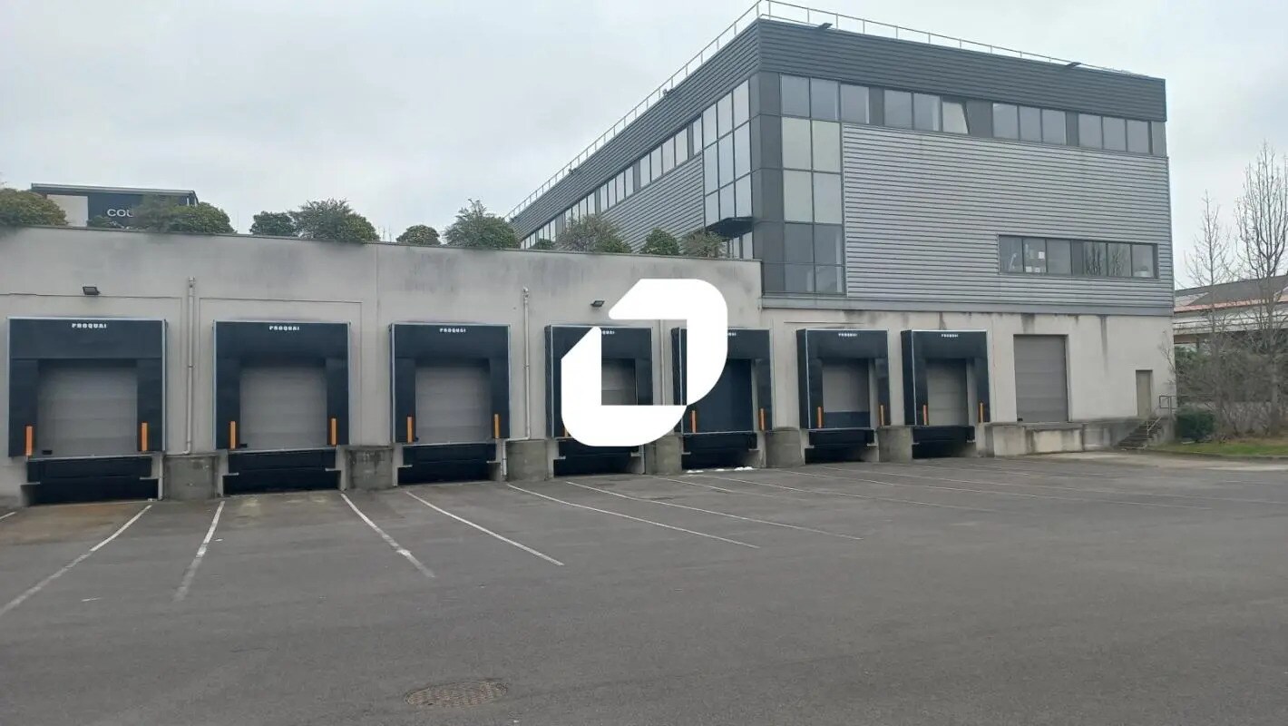 Industrial in Saint-Denis to rent Building Photo- Image 1 of 4