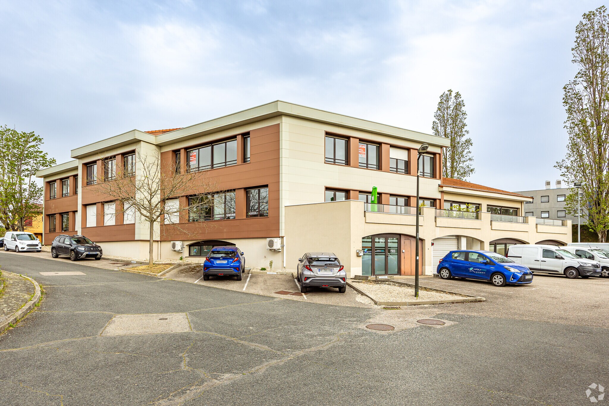 Office in Dardilly for sale Primary Photo- Image 1 of 3