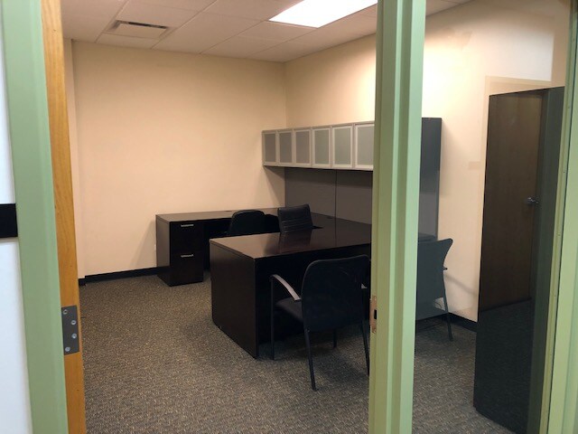 7125 W Gunnison St, Harwood Heights, IL to rent Interior Photo- Image 1 of 5