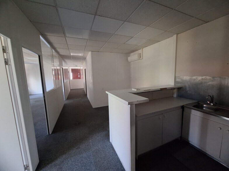 9 Avenue Léonard De Vinci, Pessac to rent - Building Photo - Image 2 of 8