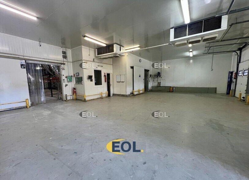 Light Industrial in Montreuil for sale - Interior Photo - Image 3 of 9