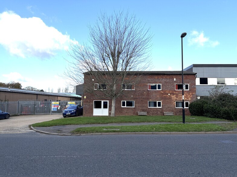 18 Albert Dr, Burgess Hill for sale - Primary Photo - Image 1 of 1