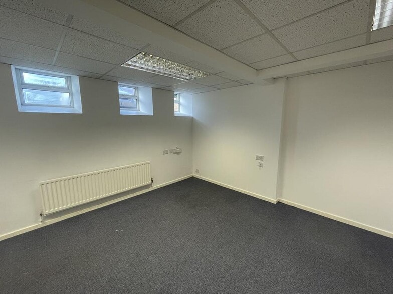 Whitebridge Ln, Stone to rent - Building Photo - Image 3 of 14