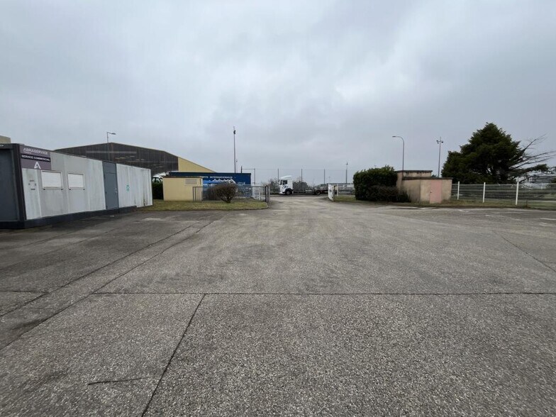 4 Rue Jean Macé, Meyzieu to rent - Building Photo - Image 2 of 17