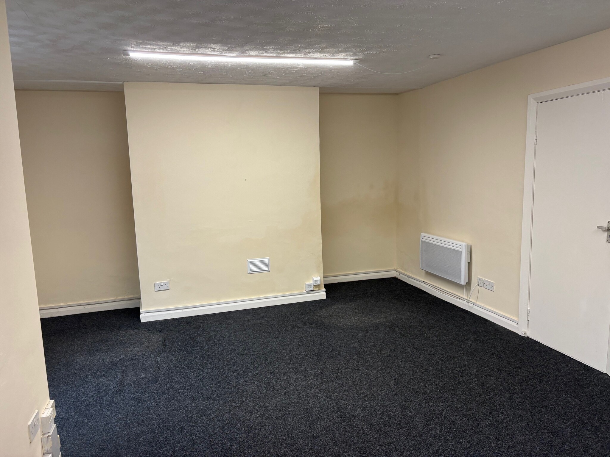 86-88 The Hwy, Deeside to rent Interior Photo- Image 1 of 2