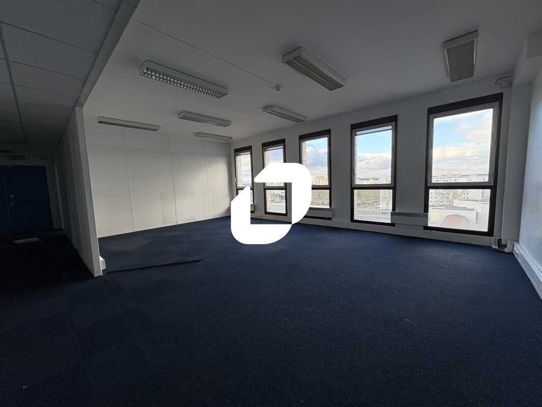 Office in Montigny-le-Bretonneux for sale Interior Photo- Image 1 of 19