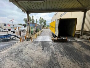 Industrial in Aubagne to rent Construction Photo- Image 2 of 11
