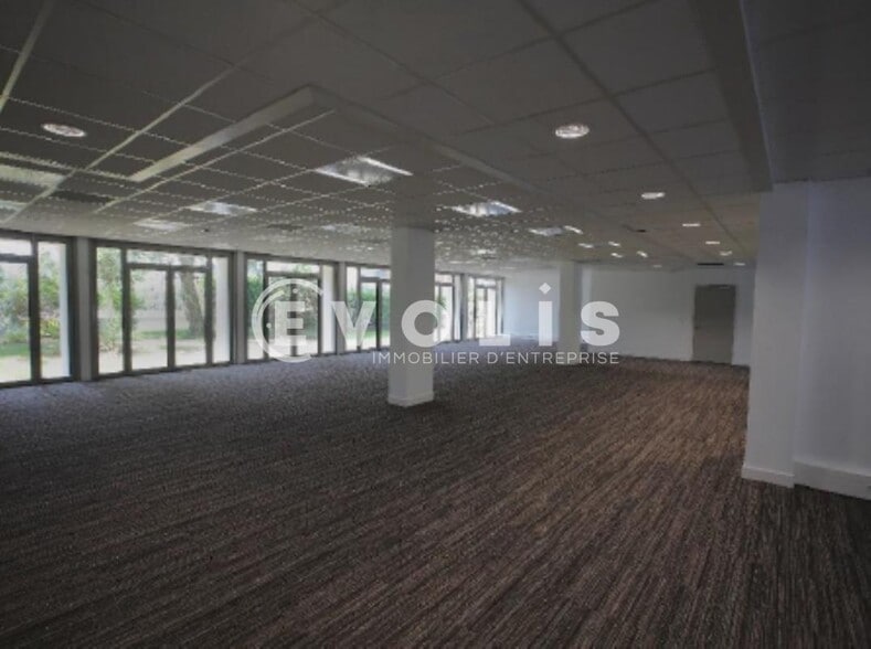 11 Avenue Morane Saulnier, Vélizy-Villacoublay to rent - Building Photo - Image 1 of 6