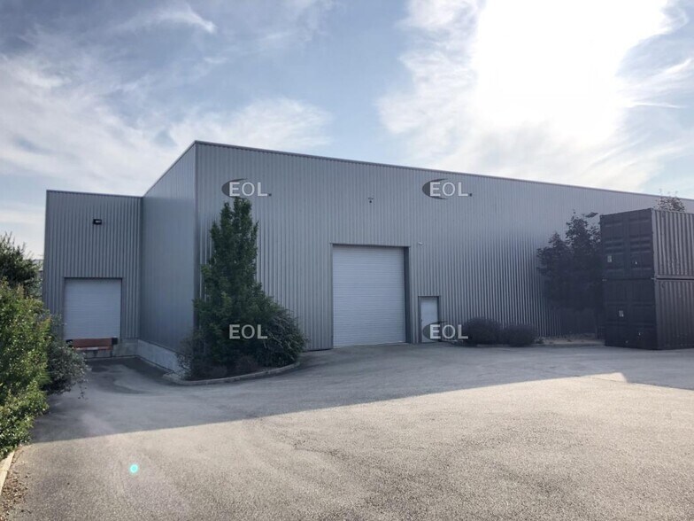 Industrial in Taluyers to rent - Building Photo - Image 2 of 20