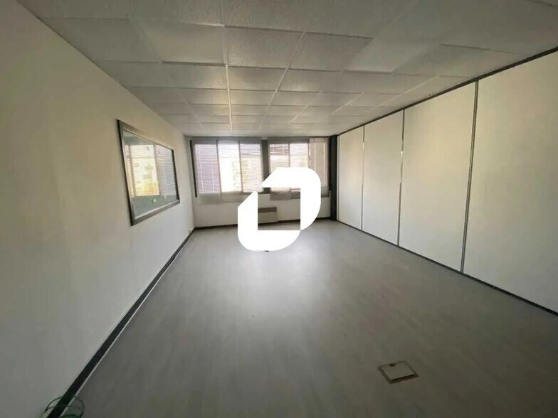 Office in Goussainville to rent - Building Photo - Image 3 of 7