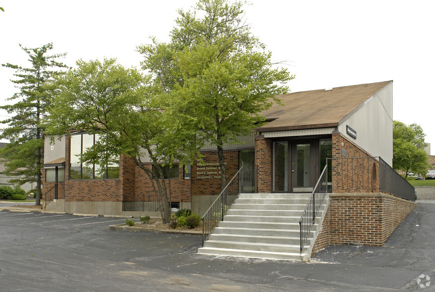 1570-1574 Woodlake Dr, Chesterfield, MO for sale - Building Photo - Image 1 of 1