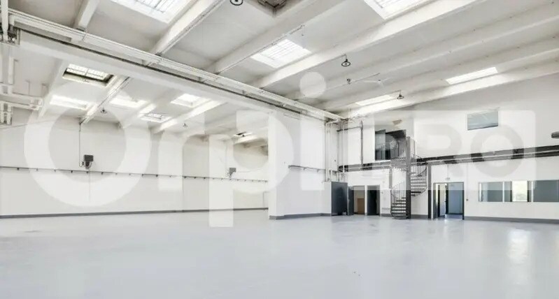 Light Industrial in Évry to rent Interior Photo- Image 1 of 9