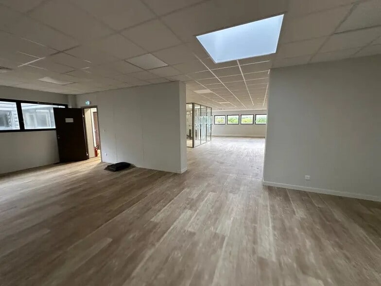 Office in Rillieux-la-Pape to rent - Building Photo - Image 3 of 10