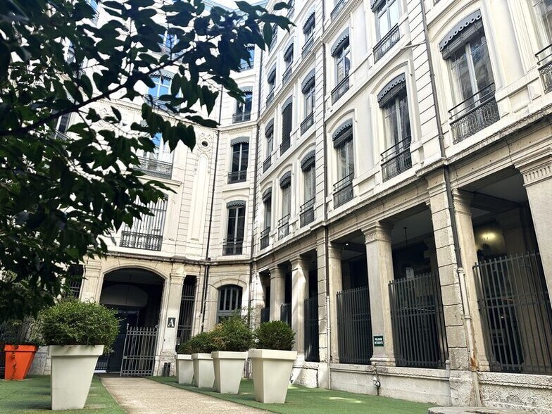 Office in Lyon for sale - Building Photo - Image 1 of 7