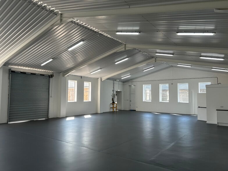 Dominion Way West, Worthing to rent - Building Photo - Image 1 of 8