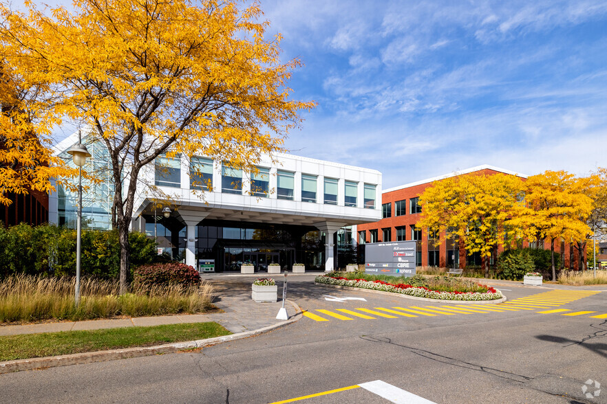 400 Av Sainte-Croix, Saint-Laurent, QC for rent - Building Photo - Image 1 of 7