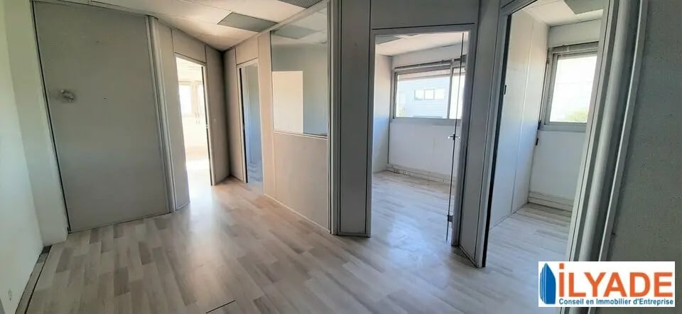 Office in Aix-en-Provence to rent - Building Photo - Image 1 of 4