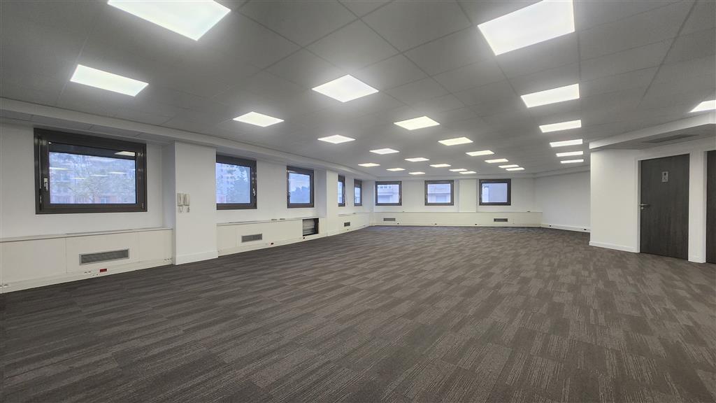 Office in La Garenne-Colombes to rent Interior Photo- Image 1 of 9