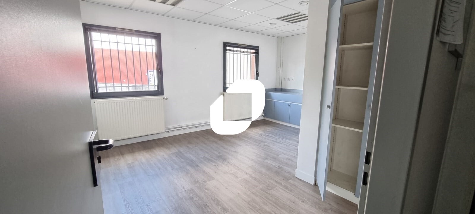 Office in Torcy to rent Interior Photo- Image 1 of 12