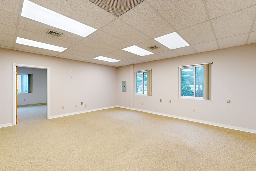 458 Boston St, Topsfield, MA to rent - Matterport 3D Scan - Image 3 of 19