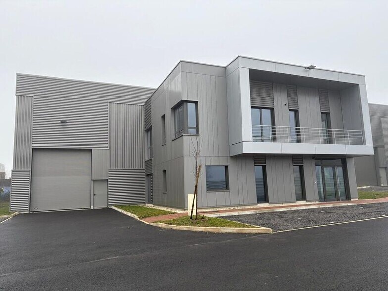 Light Industrial in Courtry to rent - Building Photo - Image 3 of 12