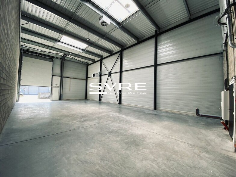 Light Industrial in Marignane for sale - Building Photo - Image 1 of 14