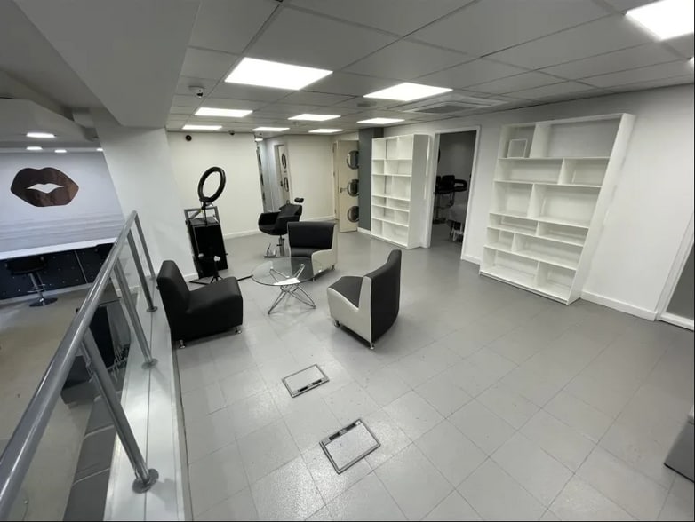 172-174 Harrogate Rd, Leeds to rent - Interior Photo - Image 3 of 10