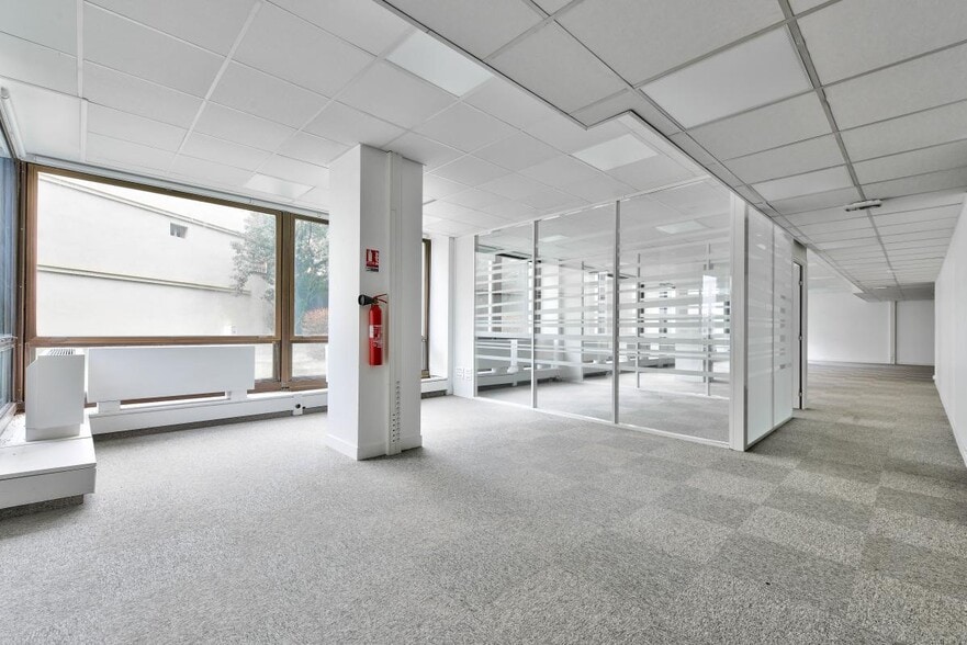 Office in Saint-Cloud to rent - Interior Photo - Image 2 of 8