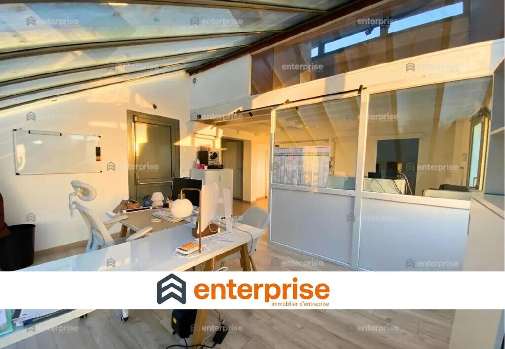 Location Local d'activités 360 m² - Photo 1