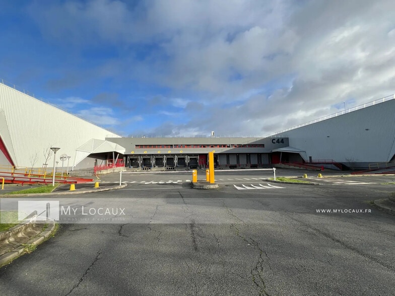 Route Du Mole 2 Et 3, Gennevilliers to rent - Building Photo - Image 2 of 9