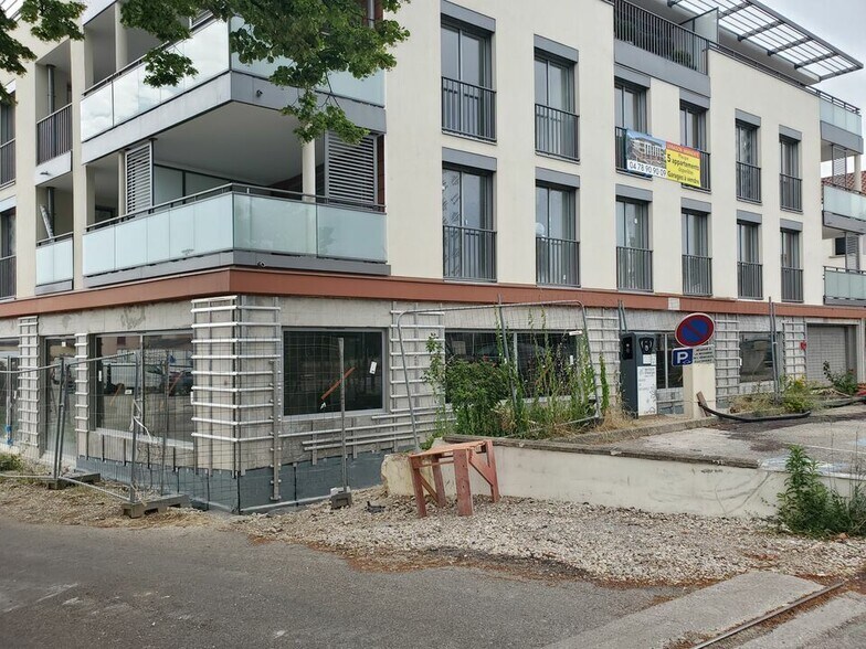 13 Rue De L'Egalite, Genas to rent - Building Photo - Image 2 of 5