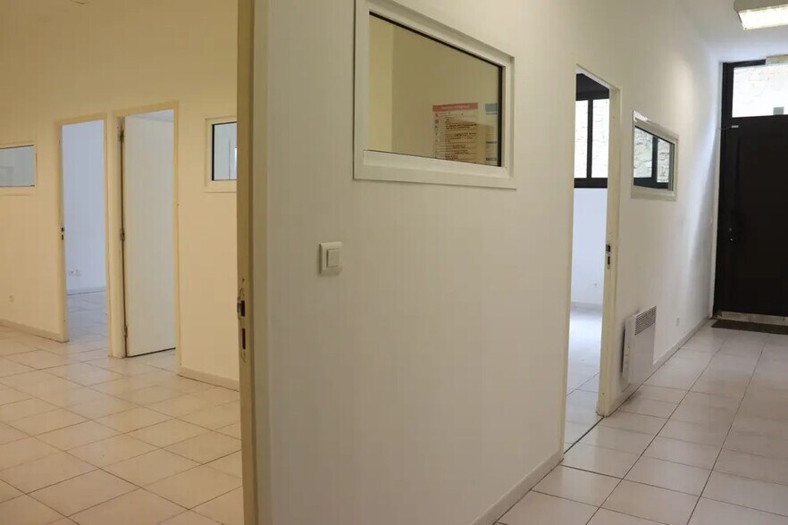 Office in Salon-de-Provence for sale - Interior Photo - Image 1 of 4