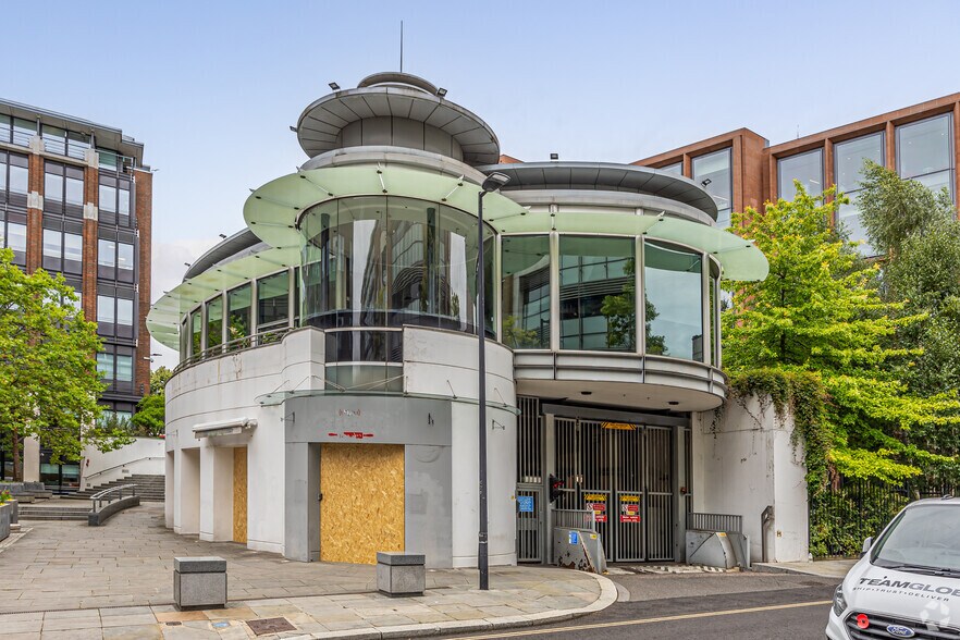 2-3 Old Change Ct, London for sale - Primary Photo - Image 1 of 1