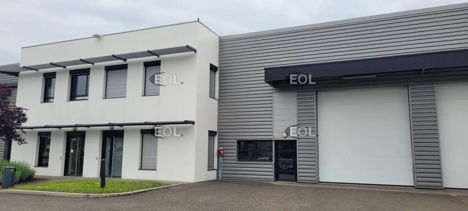 Light Industrial in Décines-Charpieu to rent Building Photo- Image 1 of 9