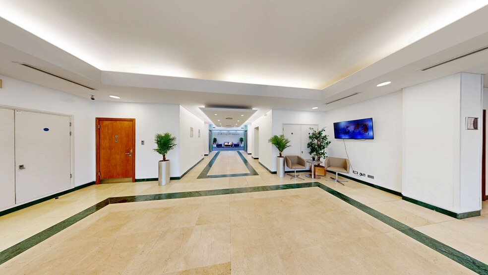 2 Arlington Sq, Bracknell to rent - Matterport 3D Scan - Image 2 of 25