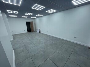 73-75 Lynchford Rd, Farnborough to rent Interior Photo- Image 2 of 3