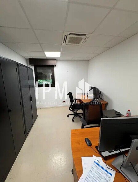 Office in Marseille for sale - Building Photo - Image 1 of 8
