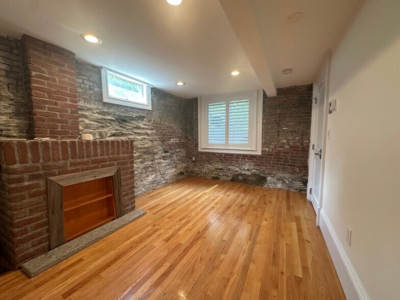 61 Roseland St, Somerville, MA for rent - Building Photo - Image 1 of 2