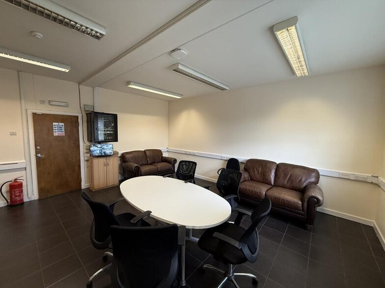 Road One, Winsford to rent - Building Photo - Image 3 of 12