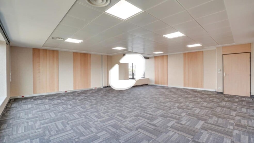 Office in Lieusaint to rent - Building Photo - Image 2 of 14