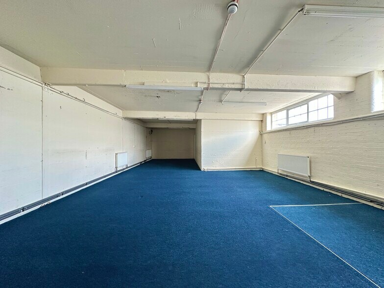 Leagrave Rd, Luton to rent - Interior Photo - Image 3 of 11