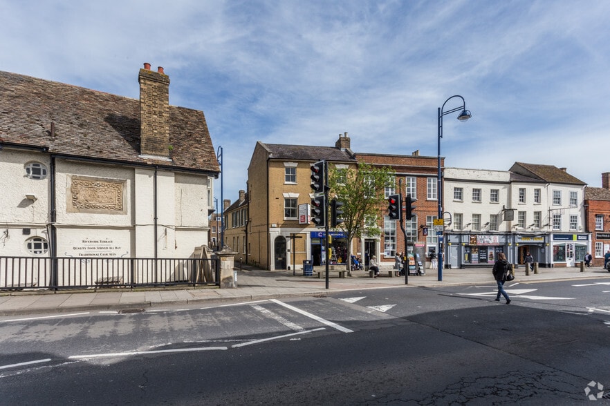 3-5 Market Sq, St Neots to rent - Building Photo - Image 3 of 4