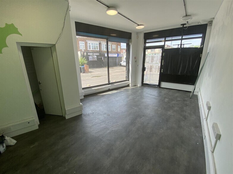 2-6 Roding Rd, Loughton to rent - Building Photo - Image 3 of 17