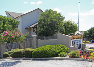 6303 Shady Oaks Manor Dr, Fort Worth, TX for sale Primary Photo- Image 1 of 1