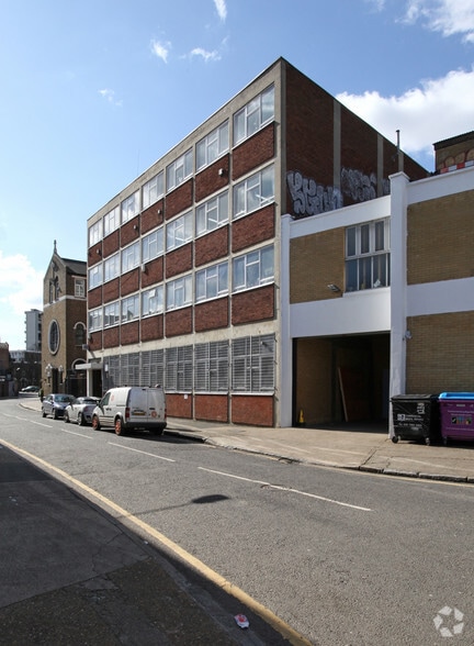 22-27 The Oval, London to rent - Building Photo - Image 2 of 16