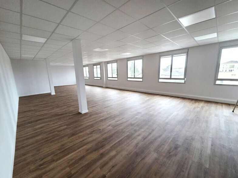 Office in Décines-Charpieu to rent - Interior Photo - Image 1 of 5